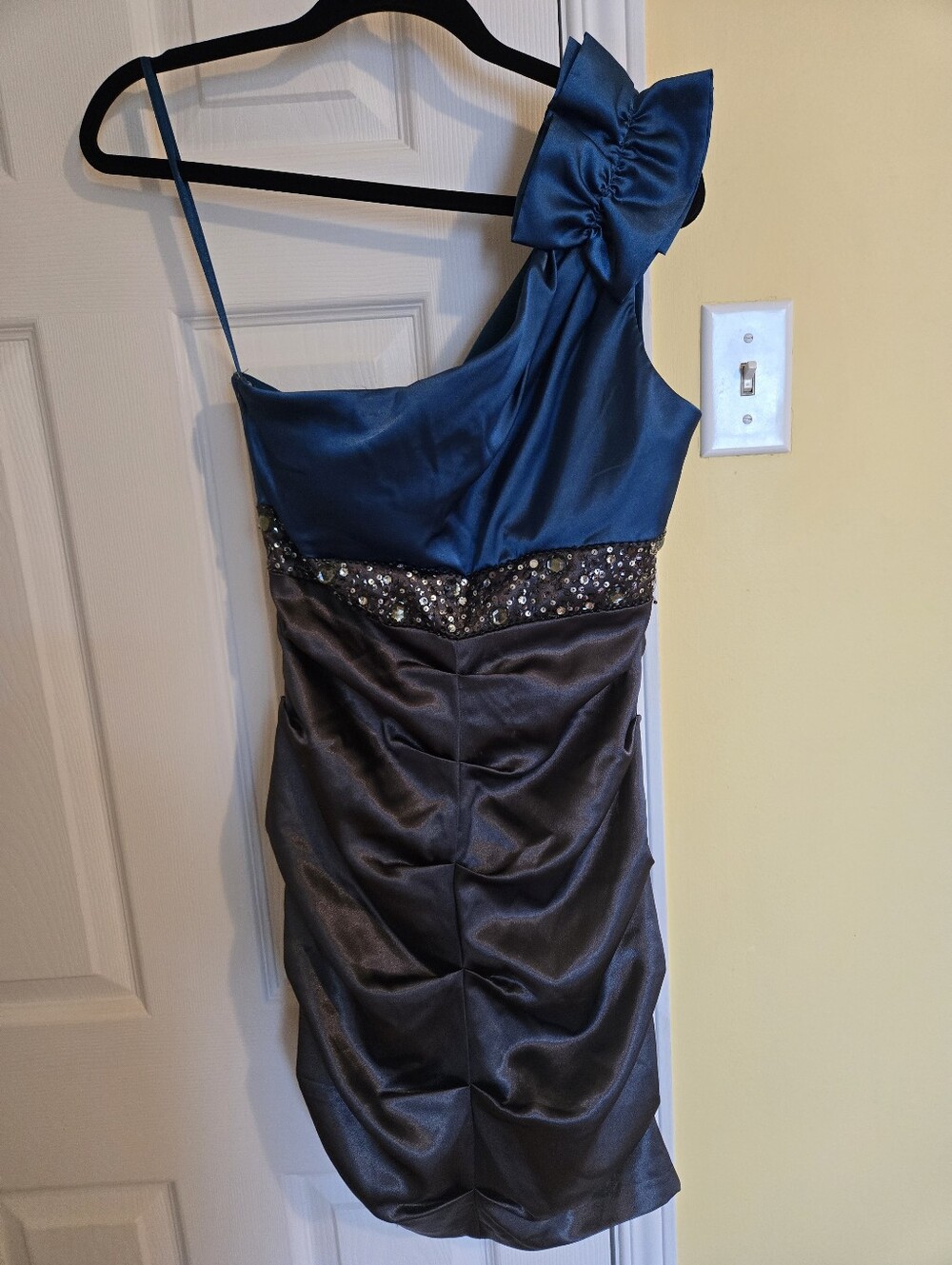 🔵LE CHATEAU Blue & Gray Asymetrical And One-shoulder With Sequined Waist